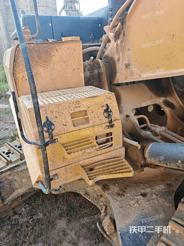 大臂油缸整体 竖拍（工作和回转装置）