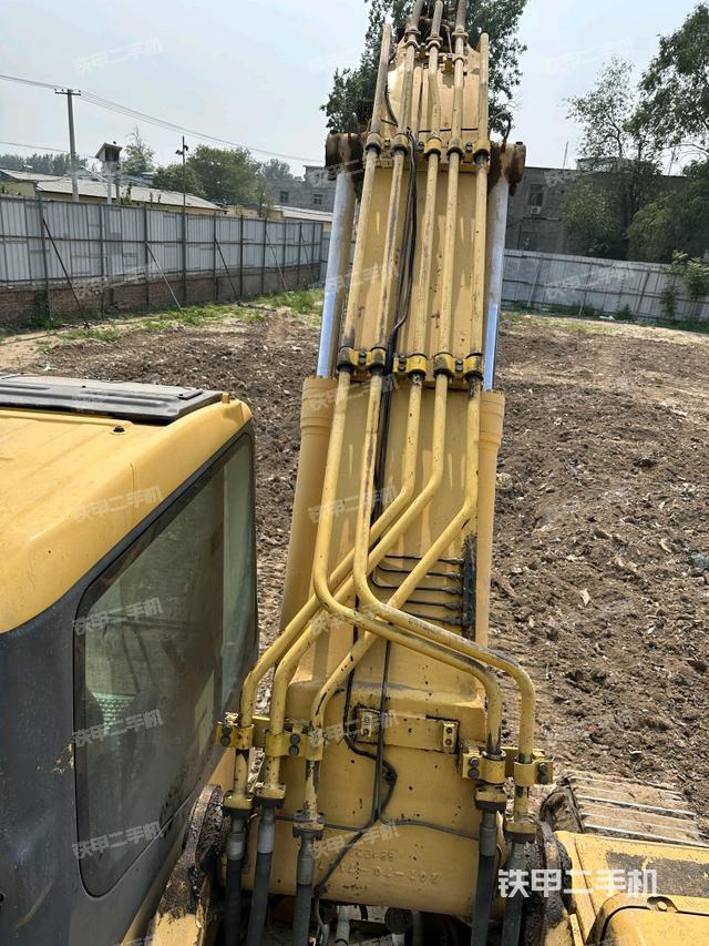 駕駛室頂部(整機(jī)外觀) 駕駛室頂部(整機(jī)外觀)
