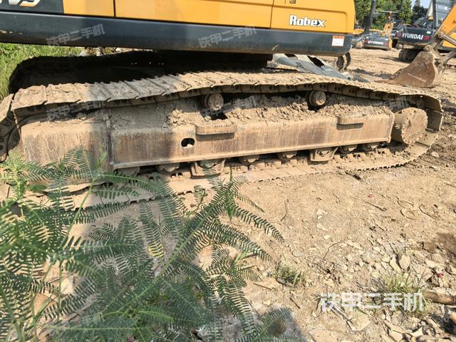 單側(cè)履帶整體(整機(jī)外觀) 單側(cè)履帶整體(整機(jī)外觀)