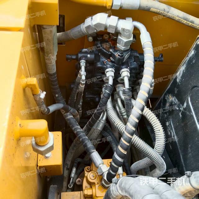 回轉(zhuǎn)馬達和主控閥(整機外觀) 回轉(zhuǎn)馬達和主控閥(整機外觀)