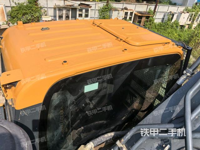 驾驶室顶部(整机外观) 驾驶室顶部(整机外观)
