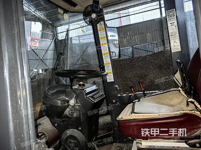 駕駛室工作臺(tái)(整機(jī)外觀及大件) 駕駛室工作臺(tái)(整機(jī)外觀及大件)