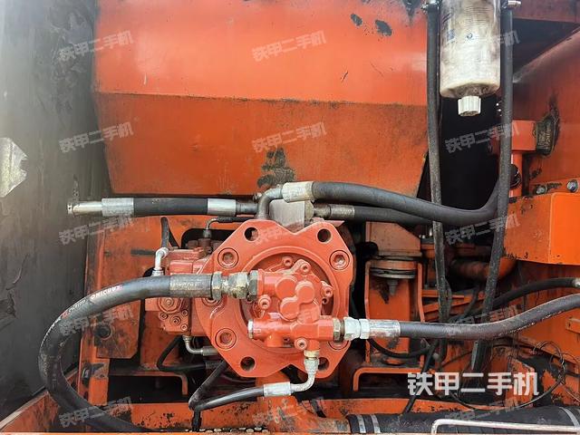 液壓泵艙室正面整體(整機(jī)外觀) 液壓泵艙室正面整體(整機(jī)外觀)