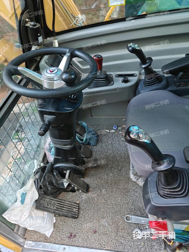 座椅右侧控制台/钥匙门/油门/含右手柄（驾驶室部分）