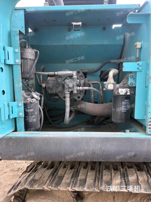 液壓泵艙室正面整體(整機外觀) 液壓泵艙室正面整體(整機外觀)