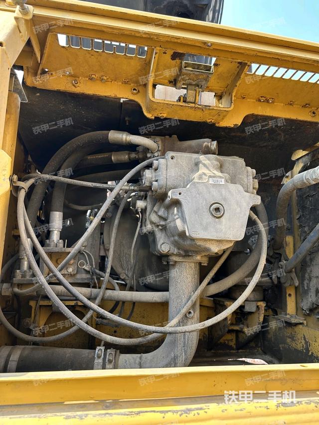 液壓泵艙室正面整體(整機(jī)外觀) 液壓泵艙室正面整體(整機(jī)外觀)