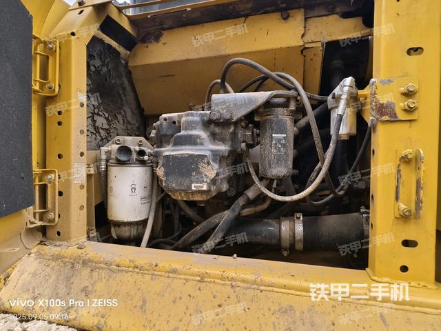 液壓泵艙室正面整體(整機外觀) 液壓泵艙室正面整體(整機外觀)