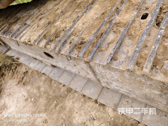 單側(cè)履帶整體(整機外觀) 單側(cè)履帶整體(整機外觀)