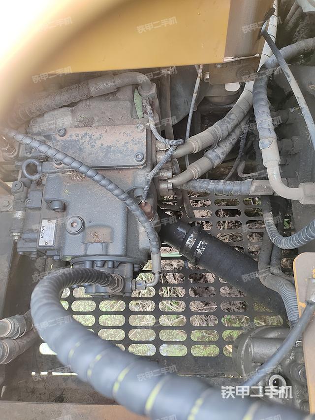 液压泵舱室正面整体(整机外观) 液压泵舱室正面整体(整机外观)