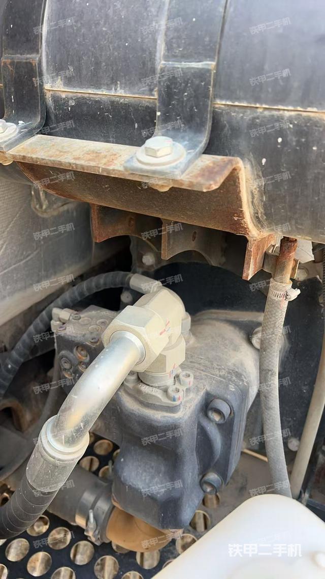 液壓泵艙室正面整體(整機外觀) 液壓泵艙室正面整體(整機外觀)