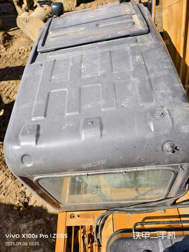 駕駛室頂部(整機外觀) 駕駛室頂部(整機外觀)