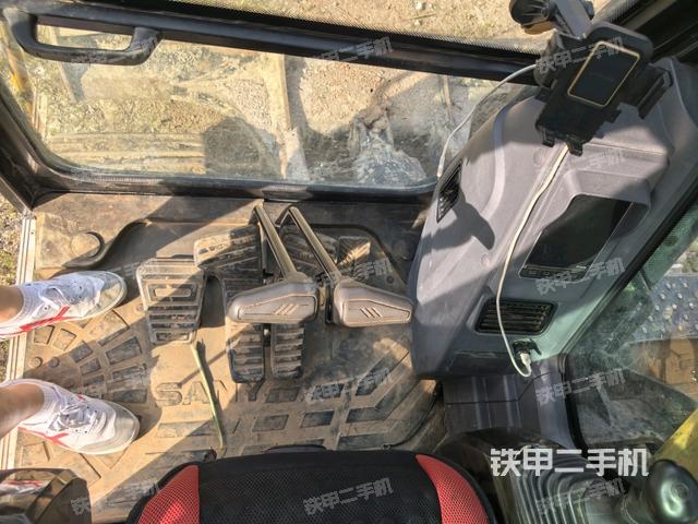 行走控制手柄和踏板?俯拍（駕駛室部分）