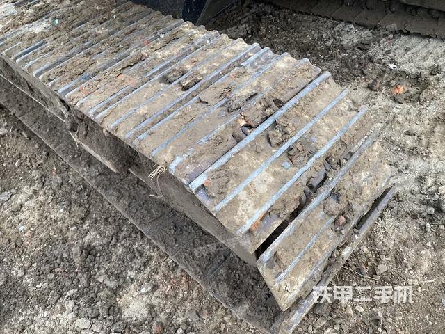 单侧履带整体(整机外观) 单侧履带整体(整机外观)