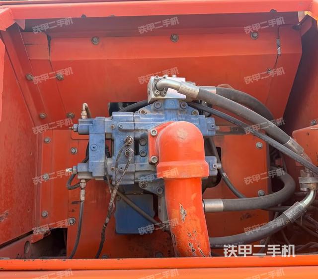 液壓泵艙室正面整體(整機外觀) 液壓泵艙室正面整體(整機外觀)
