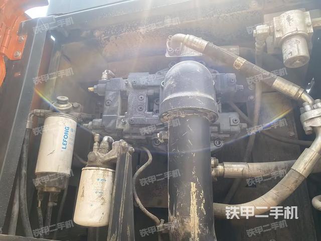 液壓泵艙室正面整體(整機外觀) 液壓泵艙室正面整體(整機外觀)