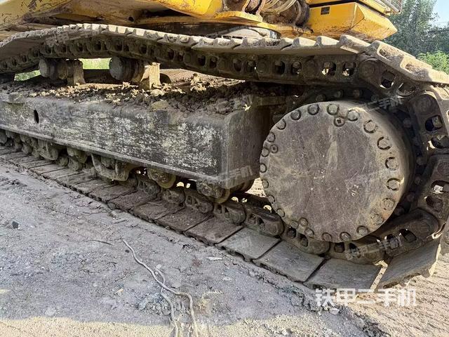 單側(cè)履帶整體(整機(jī)外觀) 單側(cè)履帶整體(整機(jī)外觀)