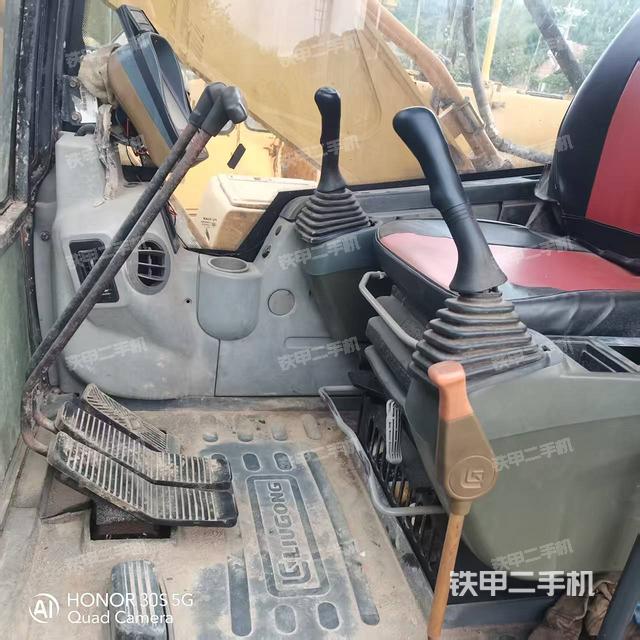 駕駛室整體(整機外觀) 駕駛室整體(整機外觀)