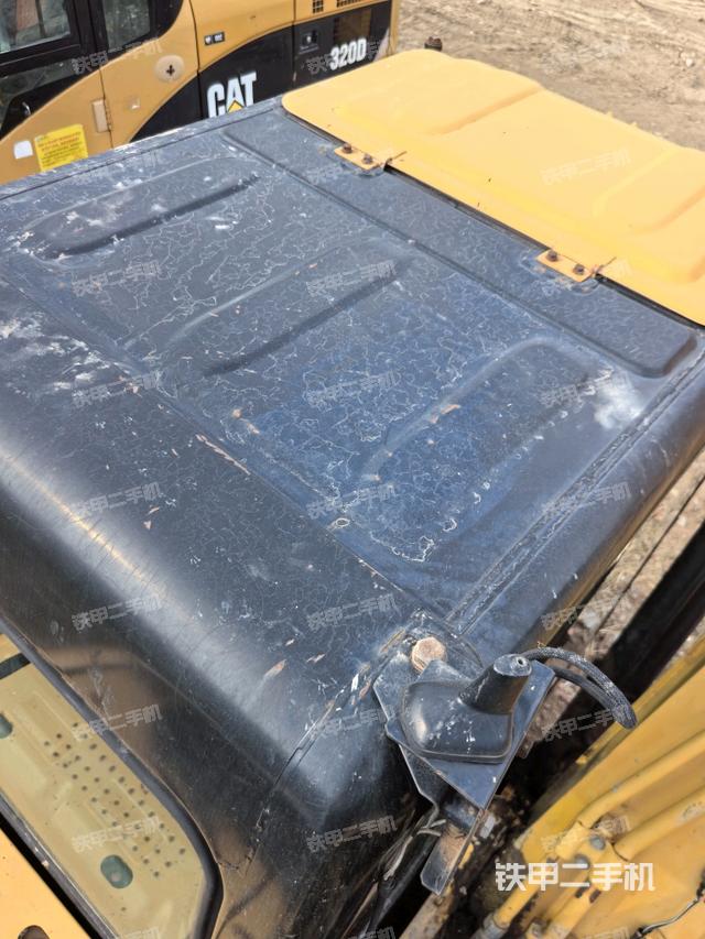 駕駛室頂部(整機(jī)外觀) 駕駛室頂部(整機(jī)外觀)