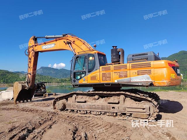 駕駛室整體(整機(jī)外觀) 駕駛室整體(整機(jī)外觀)