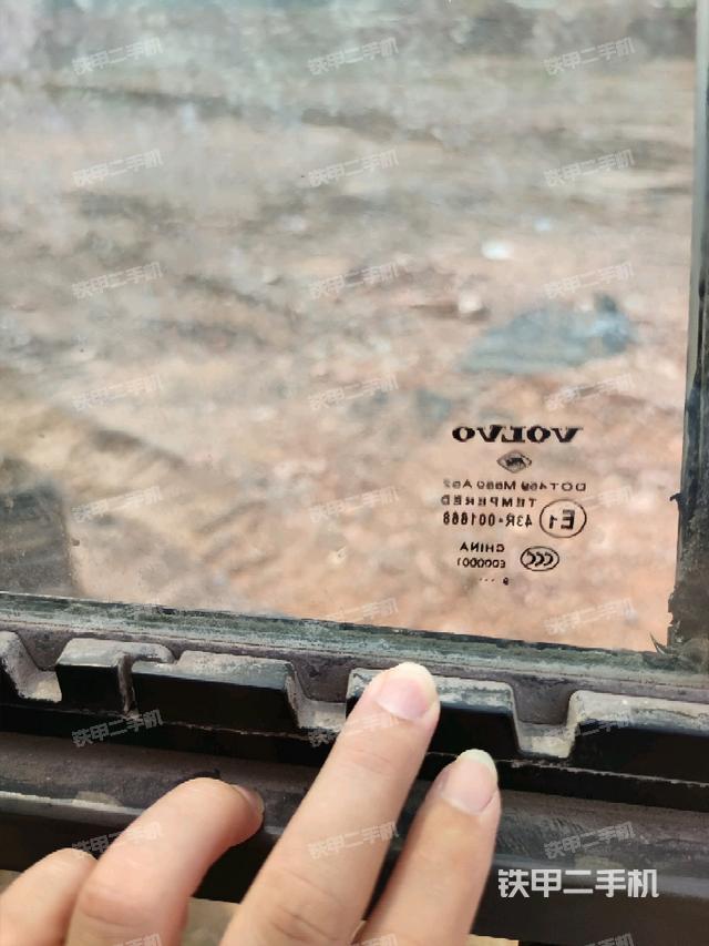 左后方玻璃角标(驾驶室部分) 左后方玻璃角标(驾驶室部分)