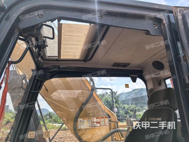 行走控制手柄和踏板?俯拍(駕駛室部分) 行走控制手柄和踏板?俯拍(駕駛室部分)
