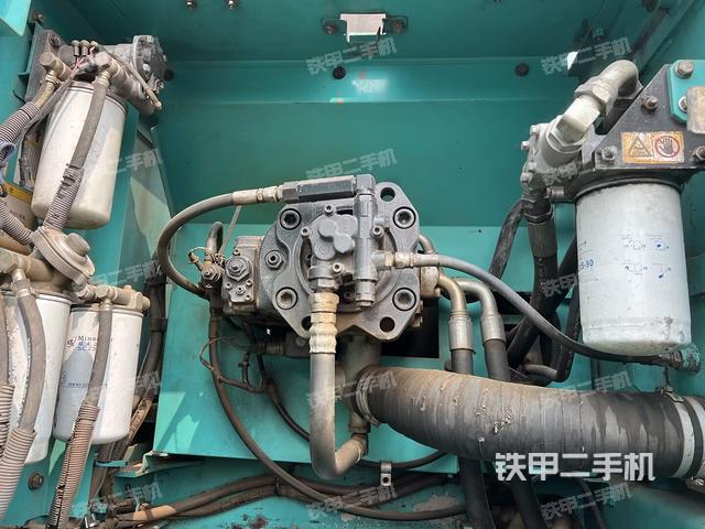 液壓泵艙室正面整體(整機外觀) 液壓泵艙室正面整體(整機外觀)