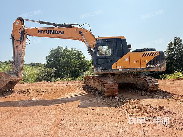駕駛室整體(整機(jī)外觀) 駕駛室整體(整機(jī)外觀)