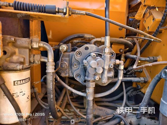 液壓泵艙室正面整體(整機外觀) 液壓泵艙室正面整體(整機外觀)