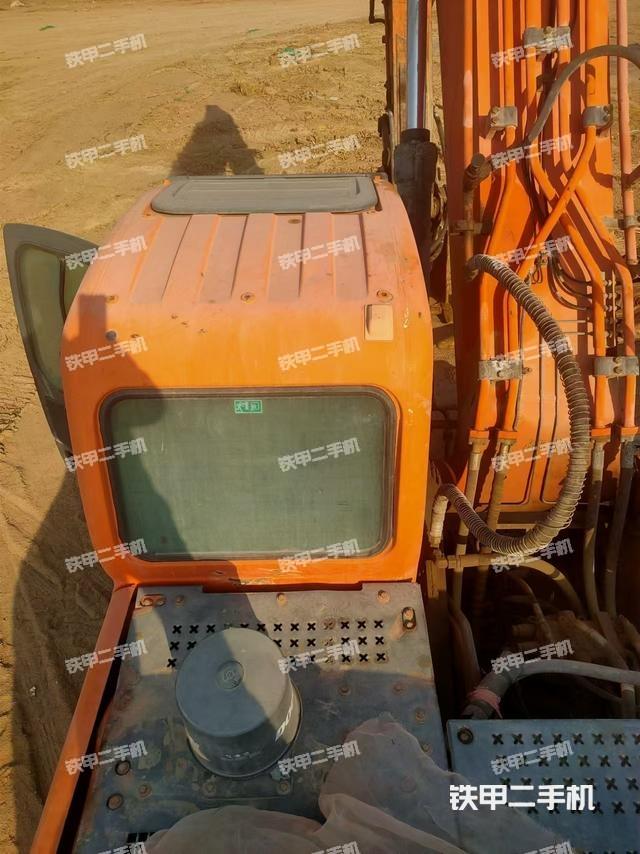駕駛室頂部(整機(jī)外觀) 駕駛室頂部(整機(jī)外觀)