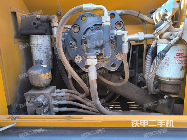 回轉(zhuǎn)馬達(dá)和主控閥(整機(jī)外觀) 回轉(zhuǎn)馬達(dá)和主控閥(整機(jī)外觀)