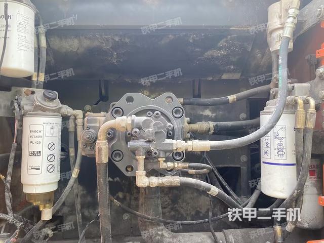 液压泵舱室正面整体(整机外观) 液压泵舱室正面整体(整机外观)