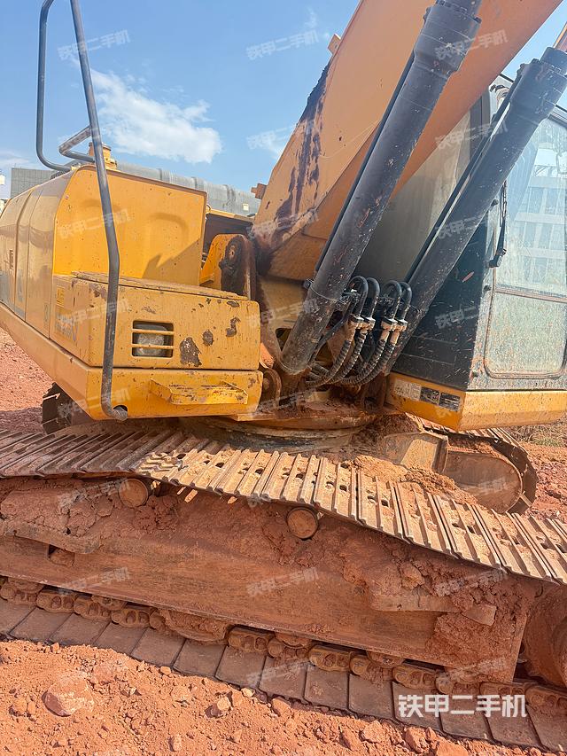 驾驶室顶部（整机外观）