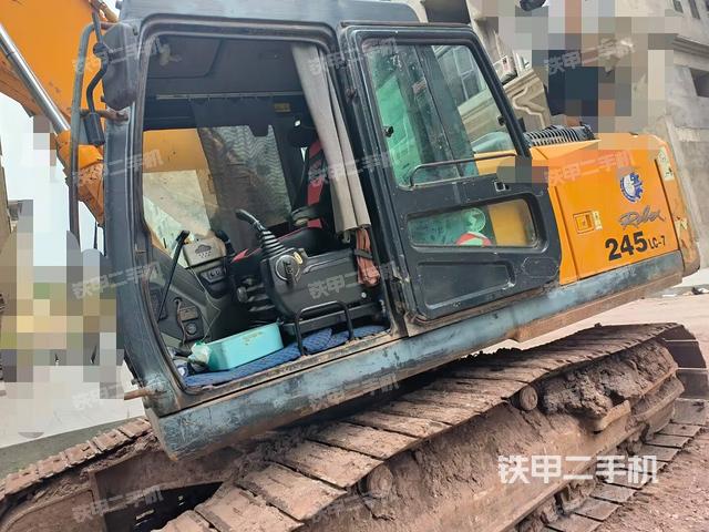 驾驶室整体(整机外观) 驾驶室整体(整机外观)