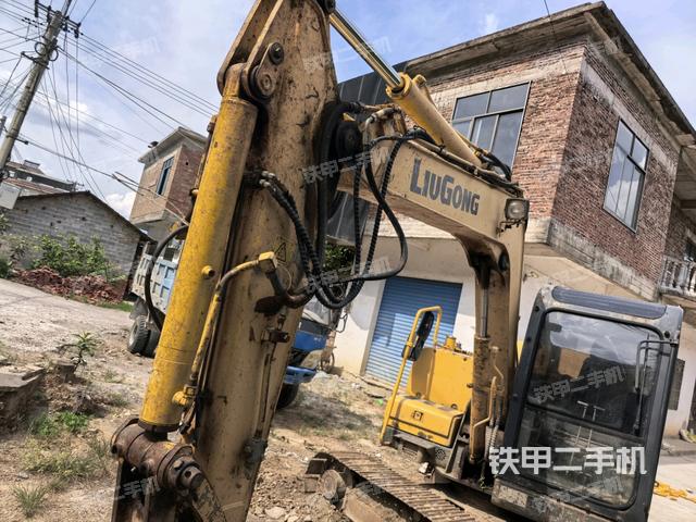 轉(zhuǎn)盤和下車架正前(工作和回轉(zhuǎn)裝置) 轉(zhuǎn)盤和下車架正前(工作和回轉(zhuǎn)裝置)