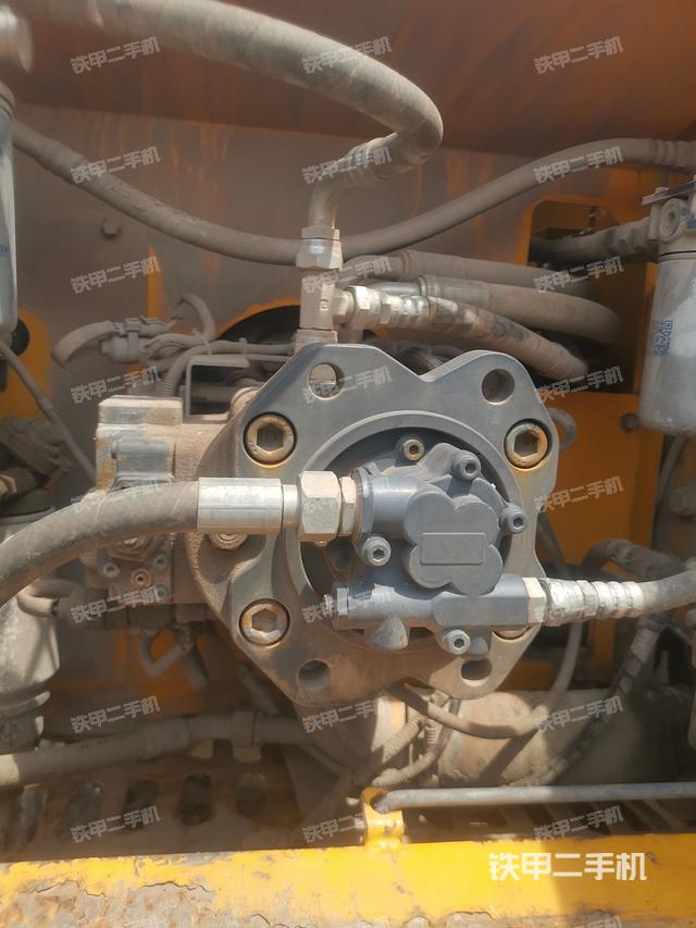 液压泵舱室正面整体（整机外观）