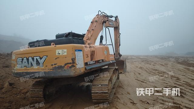 液壓泵艙室正面整體（整機外觀）