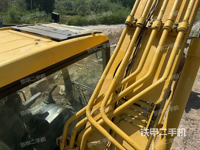 駕駛室頂部(整機外觀) 駕駛室頂部(整機外觀)