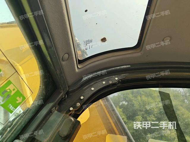 行走控制手柄和踏板?俯拍(駕駛室部分) 行走控制手柄和踏板?俯拍(駕駛室部分)