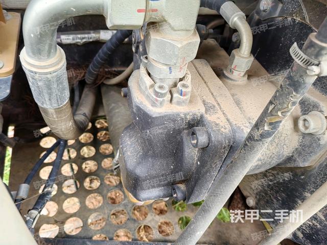 液壓泵艙室正面整體(整機外觀) 液壓泵艙室正面整體(整機外觀)
