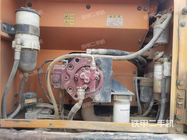 液压泵舱室正面整体(整机外观) 液压泵舱室正面整体(整机外观)