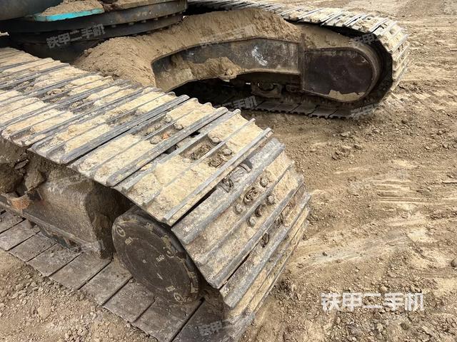 单侧履带整体(整机外观) 单侧履带整体(整机外观)