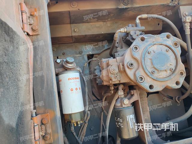 液壓泵艙室正面整體(整機(jī)外觀) 液壓泵艙室正面整體(整機(jī)外觀)