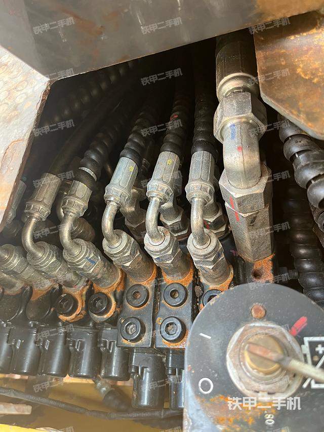 回转马达和主控阀（整机外观）