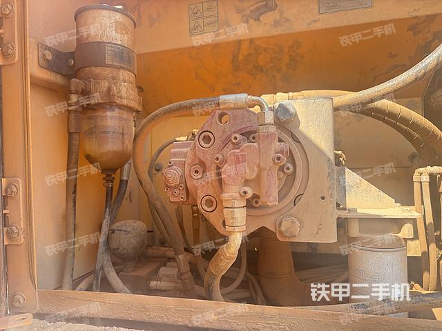 液壓泵艙室正面整體(整機(jī)外觀) 液壓泵艙室正面整體(整機(jī)外觀)