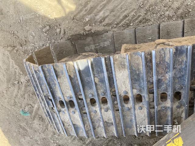 單側(cè)履帶整體(整機外觀) 單側(cè)履帶整體(整機外觀)