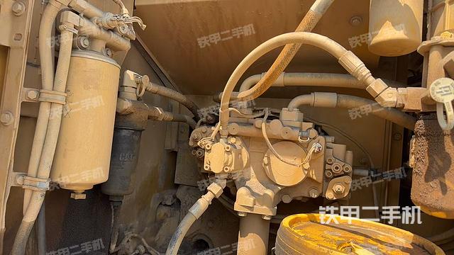 液压泵舱室正面整体(整机外观) 液压泵舱室正面整体(整机外观)