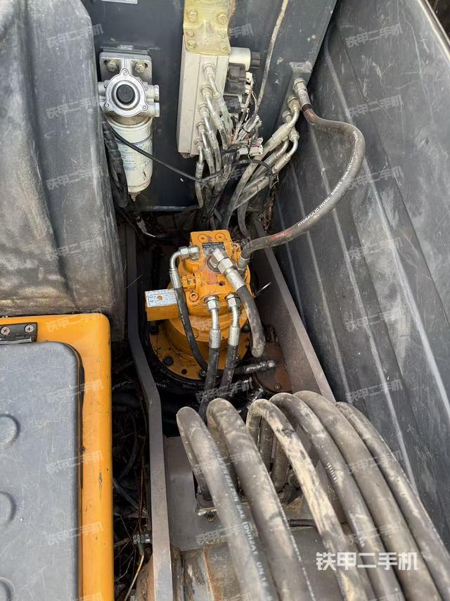 回轉(zhuǎn)馬達(dá)和主控閥（整機(jī)外觀）