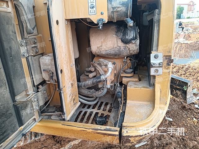 液压泵舱室正面整体（整机外观）