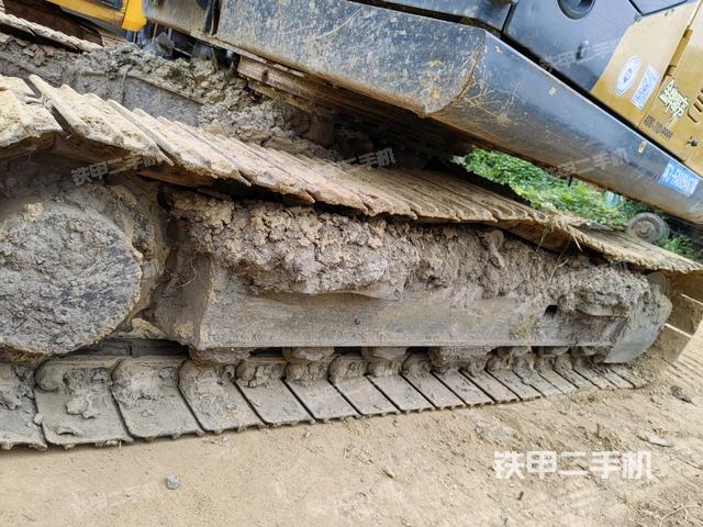 單側(cè)履帶整體(整機(jī)外觀) 單側(cè)履帶整體(整機(jī)外觀)