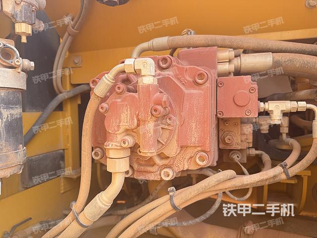 液压泵舱室正面整体（整机外观）